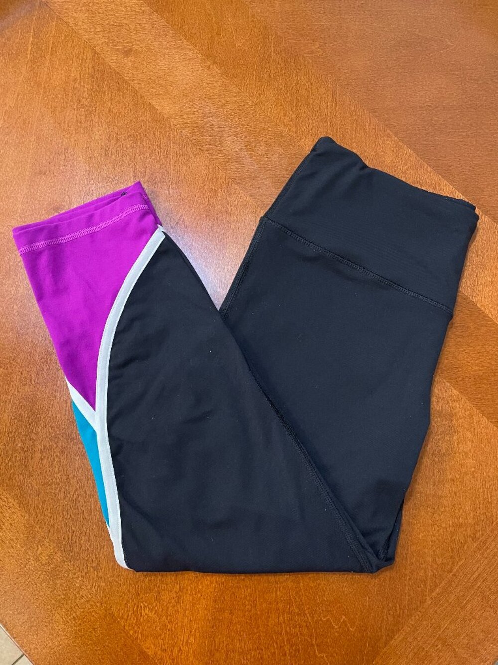Victoria's Secret VSX Sport Knockout Capri Leggings Medium